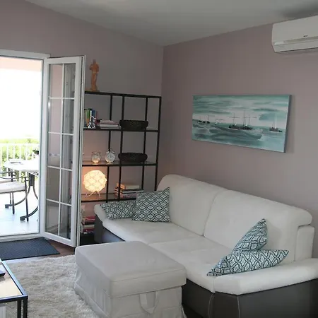 アパート Soldo Pinezići